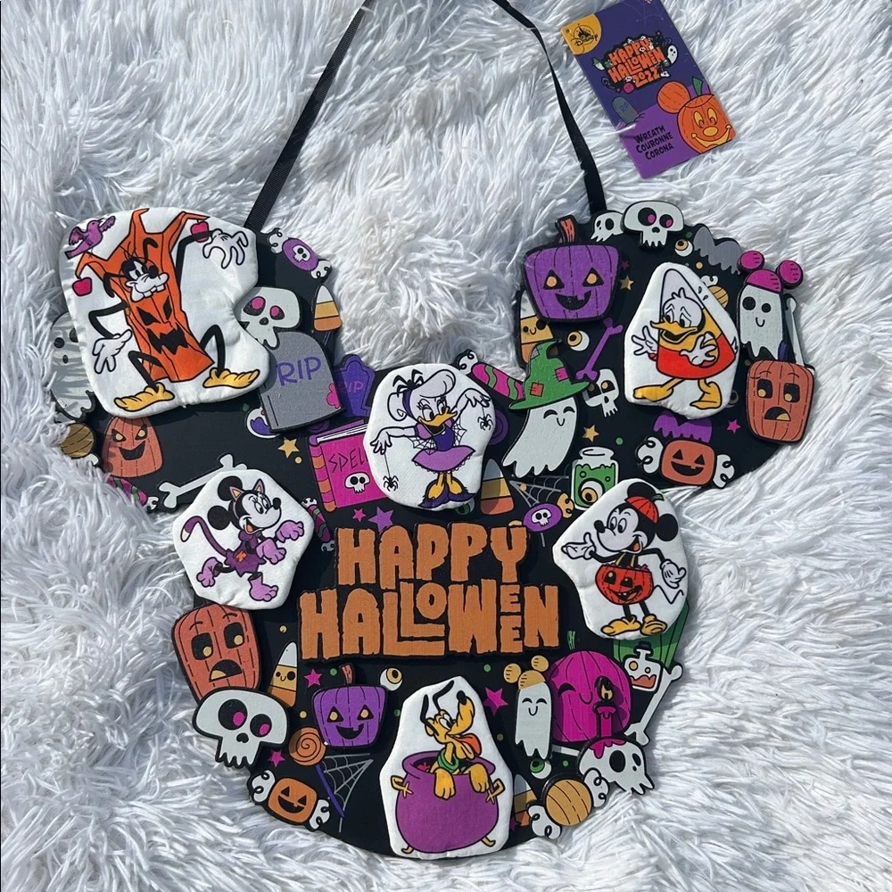 Disney Parks 2022 Mickey Mouse and Friends ''Happy Halloween” Door Wreath NEW